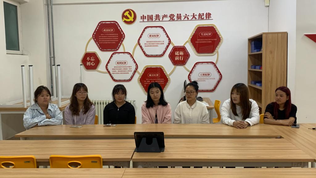 一站式学生社区组织学生观看《开学第一课》.jpg 一站式学生社区组织学生观看《开学第一课》.jpg