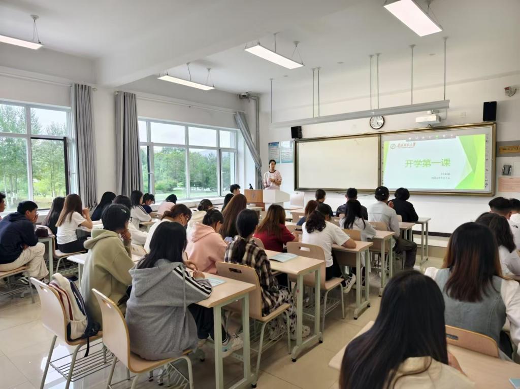 第一次主题班会.jpg 第一次主题班会.jpg